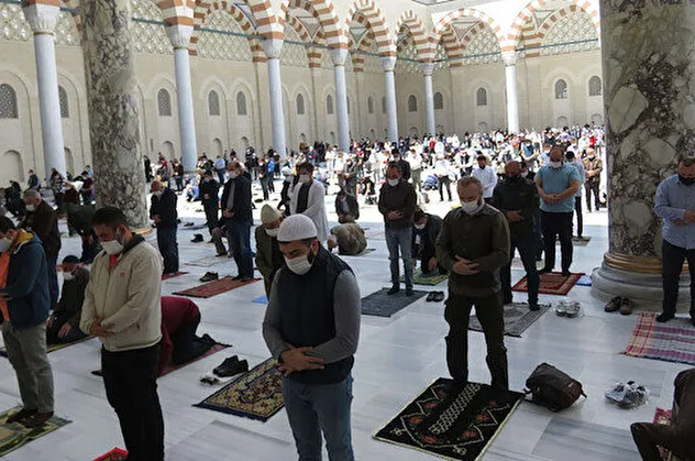 Diyanet cemaatlerde mesafe kurallarını kaldırdı: Saflar sıklaşıyor