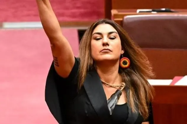 Aborjin Senatörden Kraliçe Elizabeth'e 'sömürgeci' tepkisi