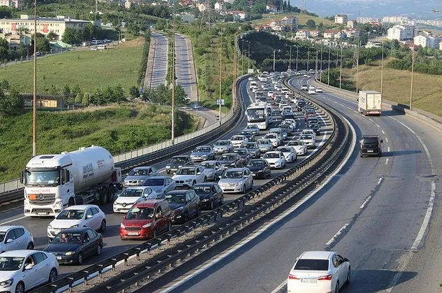 Bayram tatili dönüş trafiği başladı