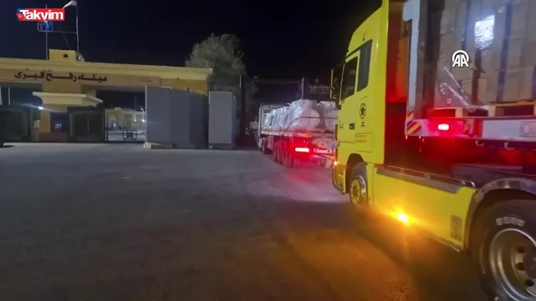 Refah Sınır Kapısı’nın Mısır tarafından kısıtlı sayıda insani yardım yüklü tırın girişi devam ediyor