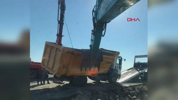 Diyarbakır'da feci kaza! Tır ile minibüs çarpıştı: 1 kişi öldü 19 kişi yaralandı-1