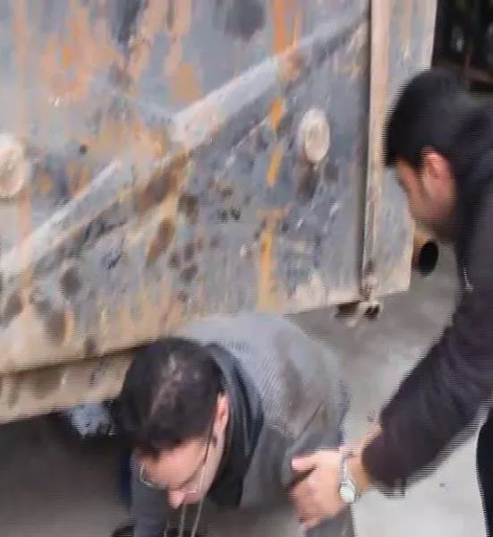 Kamyonun yakıt deposuna saklanan göçmenler yakalandı-2