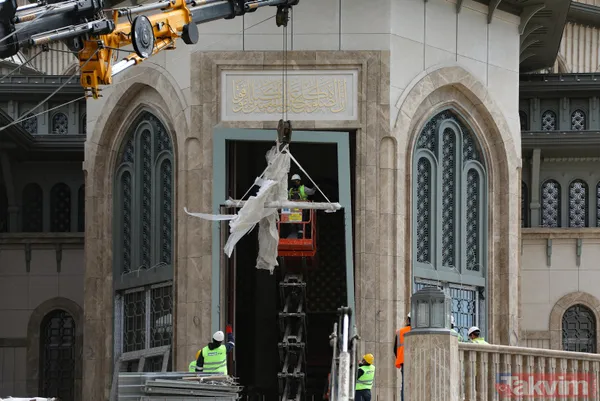 SON DAKİKA: İstanbul Taksim'de yapımı devam eden camide heyecanlandıran anlar! Dev avize ve kapı kasası takıldı! İnce işçiliğe geçildi - 3
