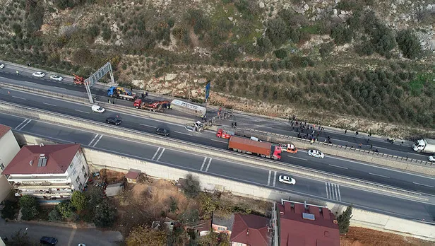 TIR refüje devrildi, D-100 ulaşıma kapandı-1