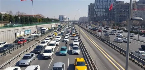 İstanbul'da devrilen kamyonet trafiği kilitledi-2