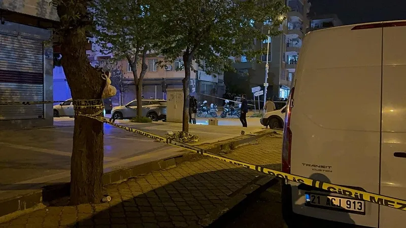 Diyarbakır'da sokak ortasında dehşet anları! Kız kaçırma olayında iki aile arasında silahlı kavga: Çok sayıda yaralı var (DHA)