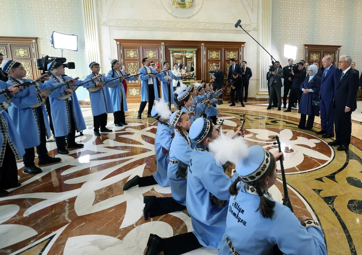 BAŞKAN ERDOĞAN'A DOMBRA İLE KARŞILAMA-2