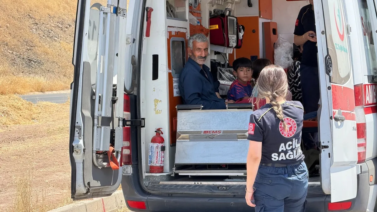 1784460521246.jpeg Diyarbakır'da öğrenci servisi ile otomobil çarpıştı: 19 kişi yaralandı-3