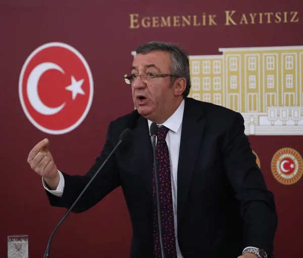 e-ticaret-yasasi-aymde-muhalefete-karsi-kucuk-esnafin-hakkini-hukumet-savunacak-rusvet-carki-siyasete-uzandi-m-1688443864621.jpg E-ticaret yasası AYM'de: Muhalefete karşı küçük esnafın hakkını hükümet savunacak! Rüşvet çarkı siyasete uzandı mı?-2