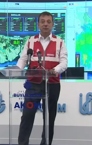 İstanbul sular altında CHP'li İBB Başkanı Ekrem İmamoğlu ise harikalar diyarında! Vatandaşın isyanını görmedi ekibine teşekkür etti