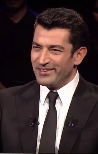 2012'de Türk Böbrek Vakfı gönülleri hangisinin büyük boy modeline Galatasaray Lisesi önünde meydan dayağı atmışlardır?