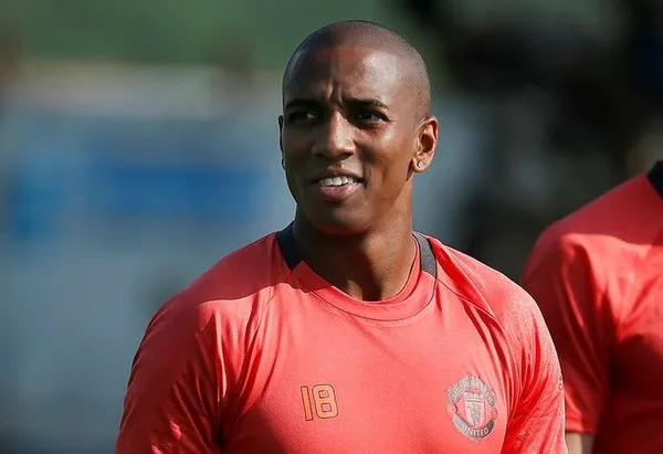 Fenerbahçe Ashley Young'ı bitiriyor!-8