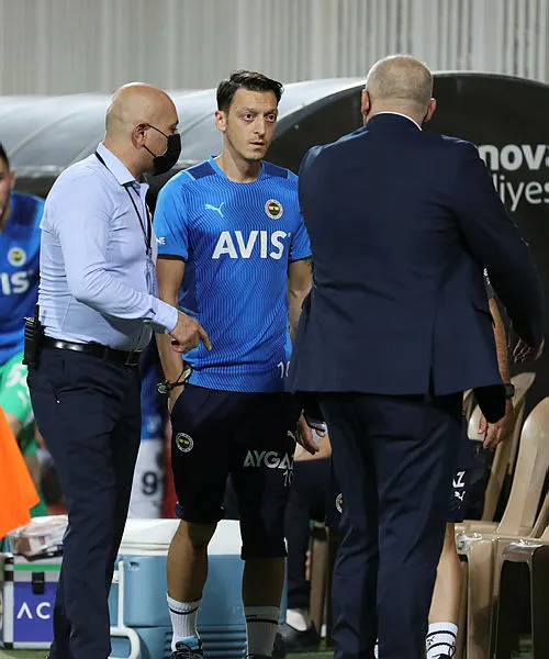 fenerbahce-teknik-direktoru-vitor-pereiradan-mesut-ozile-teknolojik-cevap-neden-ilk-11de-oynamiyor-1632751107038.jpg