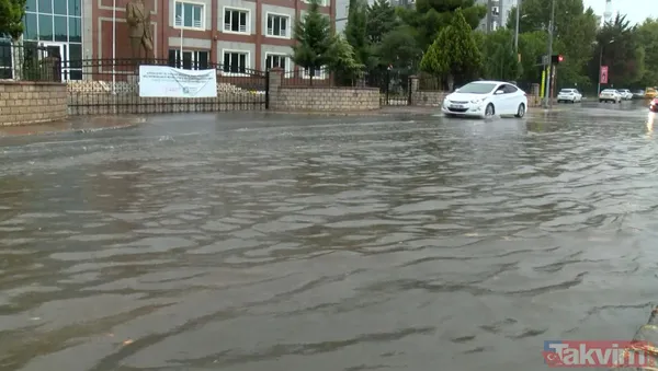 İstanbul'da şiddetli yağış! İETT otobüsünün içi ve metro durakları göle döndü... Ekrem İmamoğlu'na tepki yağıyor - 8