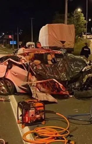 Ankara-Kastamonu kara yolunda feci kaza! Kamyona çarpan otomobil paramparça oldu: 1 ölü, 3 yaralı