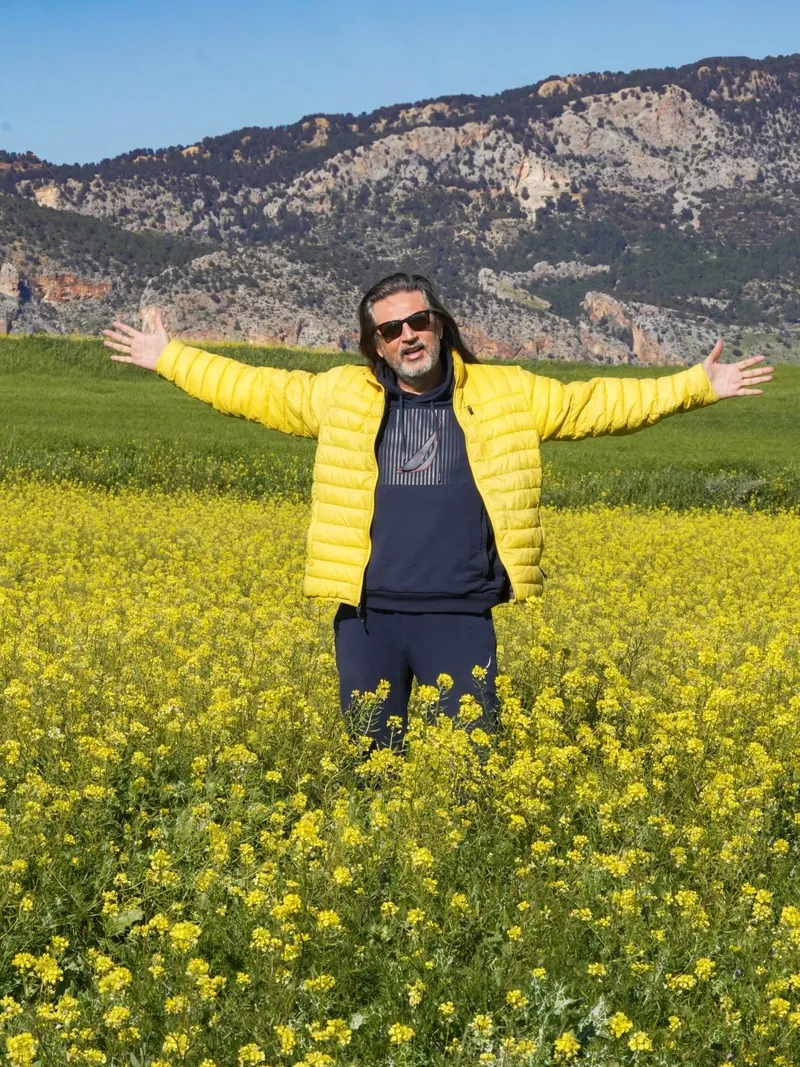 sarkici-celik-konyada-borc-defterini-kapatti-bakkal-kapisindaki-not-1775742098852.jpg Şarkıcı Çelik Konya'da borç defterini kapattı! Bakkal kapısındaki not!-6