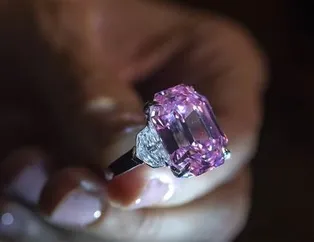 "Süslü Parlak Pembe" elmas yüzük rekor fiyata satıldı!