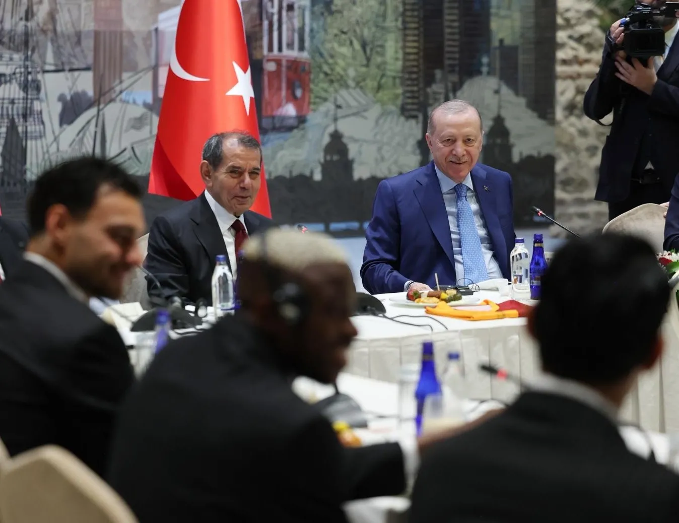 Başkan Erdoğan Süper Lig şampiyonu Galatasaray’ı kabul etti: Kupa ile fotoğraf 53 numaralı forma hediyesi