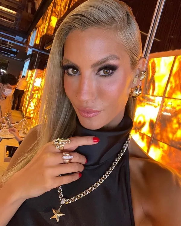 seda-sayanin-oglu-ogulcan-engin-ile-ask-yasadigi-iddiasiyla-magazin-gundemine-bomba-gibi-dusen-miray-daner-bu-kez-sosyal-medya-hesabinda-yaptigi-son-p-1635281424065.jpg Çağla Şıkel 'Fakirle de olurum' demişti! Günler sonra çark etti geri adım atınca tepki çekti-5