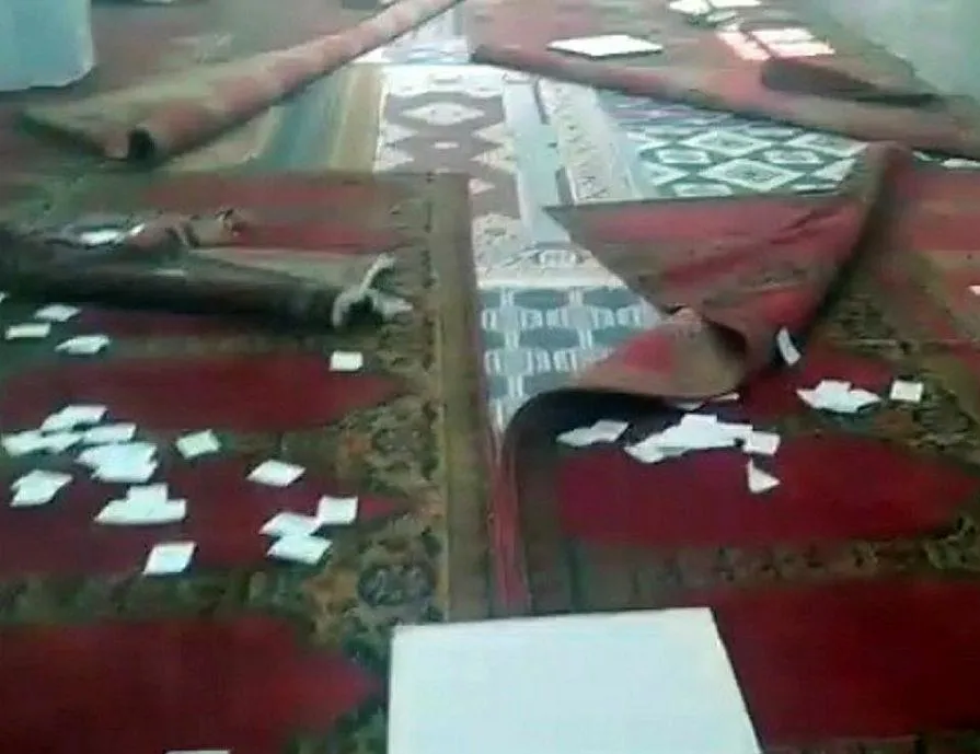 Camiye saldırıp Kur’an-ı Kerim’i yere attılar