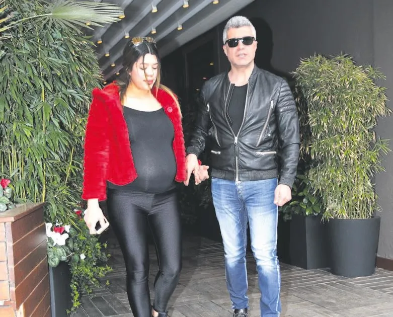 Kuş sütüyle besliyor