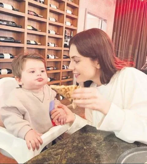 meryem-uzerli-kasildi-son-paylasimi-sosyal-medyayi-salladi-1680558208321.jpeg Meryem Uzerli 'kas'ıldı! Son paylaşımı sosyal medyayı salladı-5