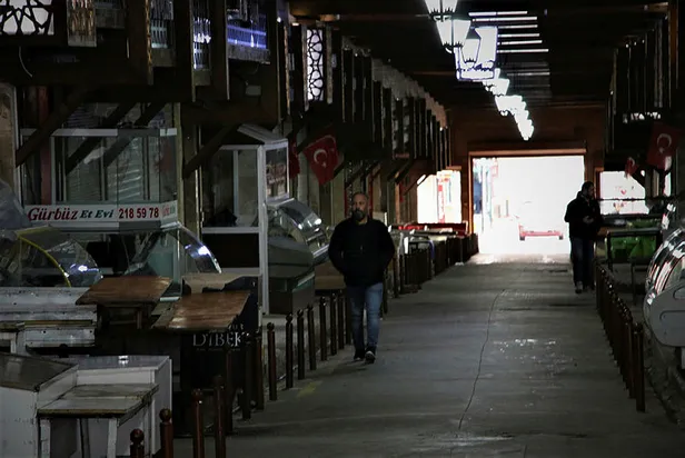 Türkiye'de koronavirüs önlemleri! Elazığ'da 92 yıllık Kapalı Çarşı ilk kez kapandı!-2