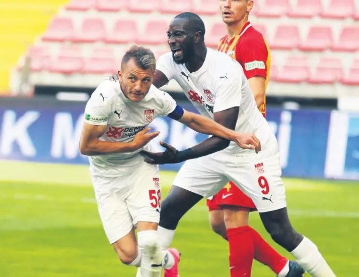 Yiğido sahne alıyor