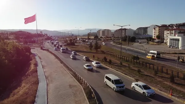 tatil-yolculugu-basladi-43-ilin-gecis-noktasinda-trafik-yogunlugu-1657130309759.jpg Tatil yolculuğu başladı: 43 ilin geçiş noktasında trafik yoğunluğu-5