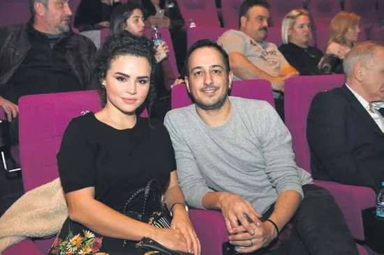 ezgi-eyuboglu-ile-ogulcan-enginin-aski-bayi-toplantisi-filminin-galasinda-belgelendi-1582151279107.jpeg