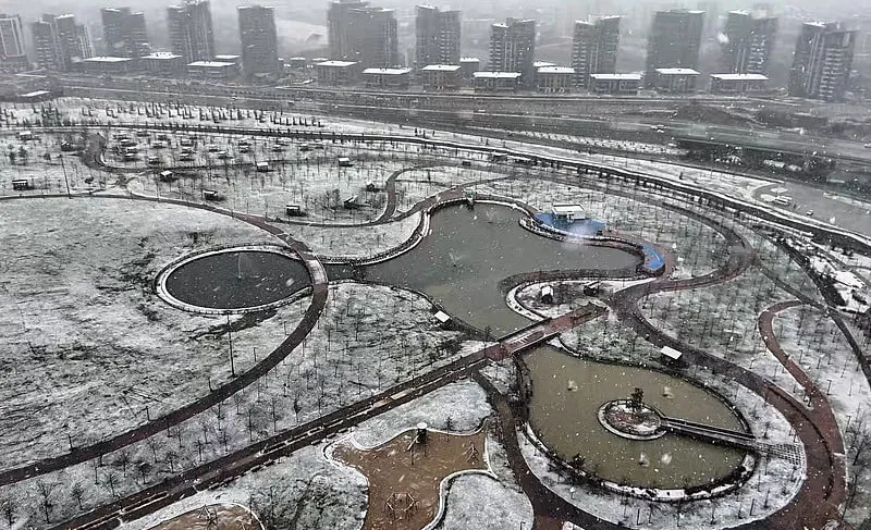 İSTANBUL'DA KAR YAĞIŞI BAZI BÖLGELERDE SÜRÜYOR-2