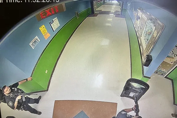 texastaki-saldirinin-yeni-goruntuleri-ortaya-cikti-77-dakika-sonra-gelen-skandal-mudahale-1657721353555.jpg Texas'taki saldırının yeni görüntüleri ortaya çıktı: 77 dakika sonra gelen skandal müdahale-3