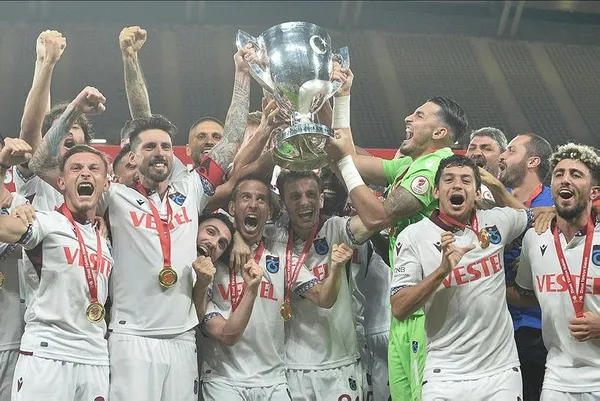 ziraat-turkiye-kupasi-finalinde-aytemiz-alanyasporu-yenen-trabzonspor-kupasini-aldi-1596058577037.jpeg