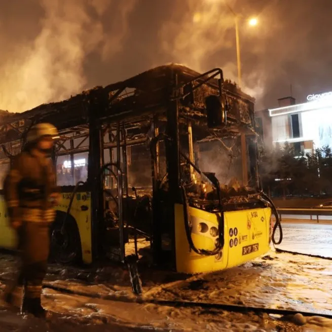İstanbulun serveti yanıyor! CHPli İBBnin bakımsızlığa mahkum ettiği bir İETT aracı daha küle döndü