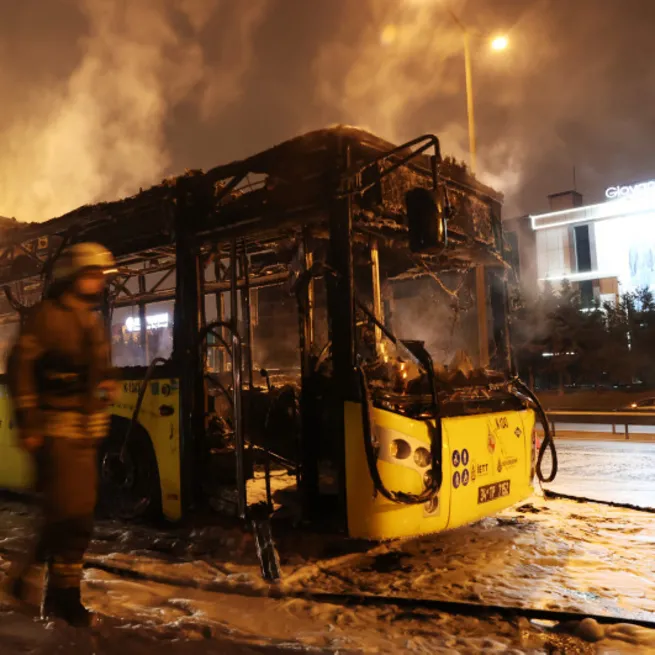 İstanbulun serveti yanıyor! CHPli İBBnin bakımsızlığa mahkum ettiği bir İETT aracı daha küle döndü