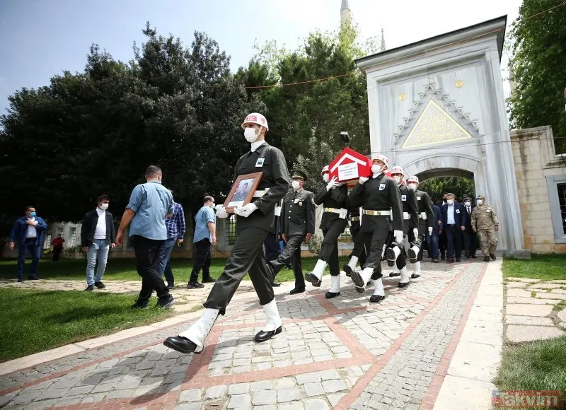 annesine asker kepi giydirdi buurda