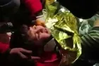 "Aslan Cimbomlu" Yiğit 161. saatte hayata tutundu! Ekipler tezahüratlarla ambulansa bindirdi