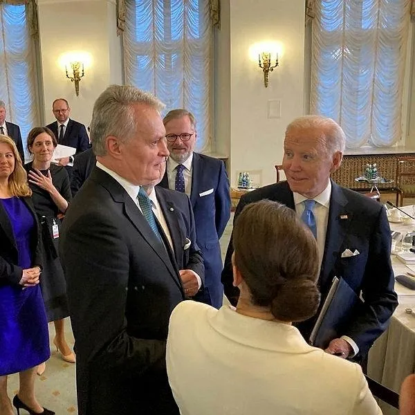 80 yaşındaki ABD Başkanı Joe Biden uçağın merdivenlerine düştü!-11