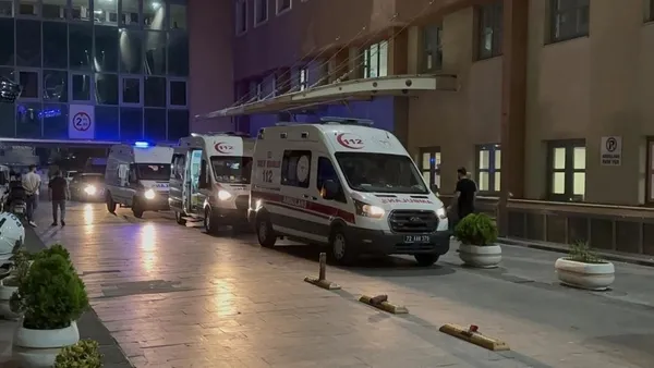 batmanda-2-aile-arasinda-tasli-sopali-bicakli-kavga-1i-agir-41-yarali-1692328317383.jpeg Batman'da 2 aile arasında taşlı, sopalı, bıçaklı kavga: 1'i ağır 41 yaralı-2