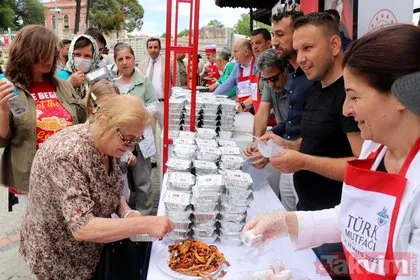 Edirne’de Türk Mutfağı Haftası kapsamında dağıtılan tava ciğer 10 dakikada bitti