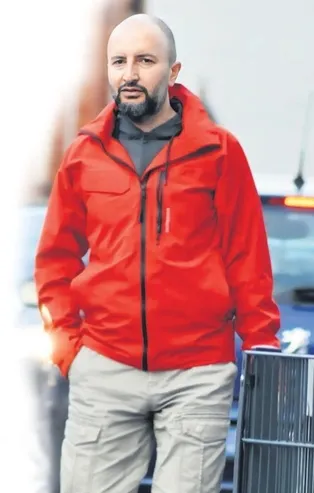 FETÖ'nün kritik ismi Cevheri Güven Almanya'da görüntülendi! Dubleks dairede ailesiyle lüks içinde yaşıyor