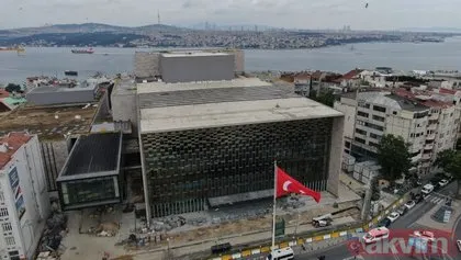SON DAKİKA: Taksim’de yapımında sona yaklaşılan AKM’nin önündeki panolar kaldırılınca ön cephe ortaya çıktı