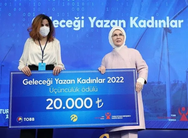 emine-erdogandan-gelecegi-yazan-kadinlar-odul-toreninde-onemli-mesajlar-gelecek-insanligin-ortak-umududur-1643987008989.jpeg Emine Erdoğan'dan 'Geleceği Yazan Kadınlar Ödül Töreni'nde önemli mesajlar: Gelecek insanlığın ortak umududur-7