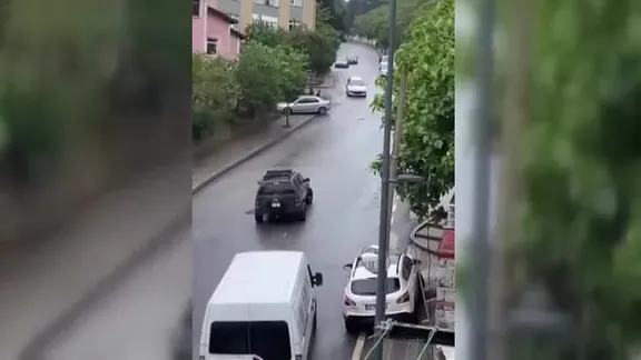 Üsküdar’da yola mazot döküldü: Araçlar birbirine girdi! Kaza anı kamerada