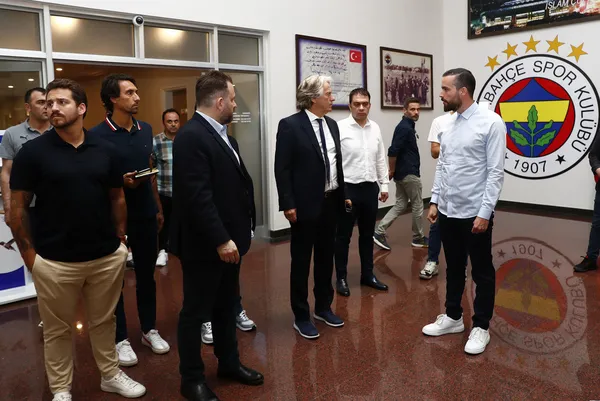 fenerbahcenin-anlastigi-jesustan-tesis-gezisi-5-yildizla-poz-verdi-1654167107309.jpg Fenerbahçe'nin anlaştığı Jesus'tan tesis gezisi! 5 yıldızlı armayla poz verdi...-2
