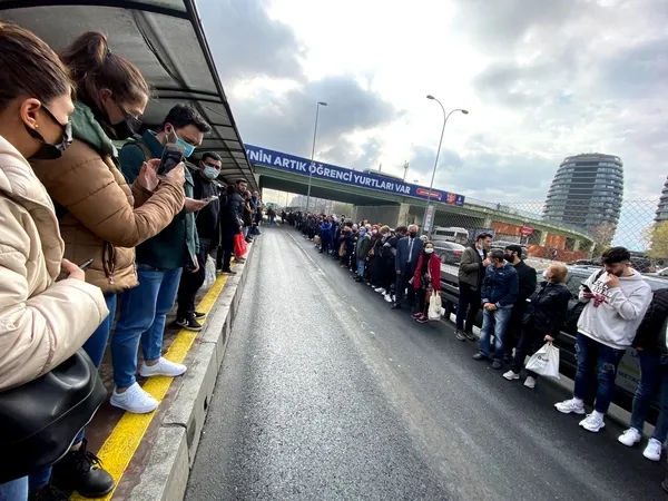 istanbulda-iett-icin-siradan-bir-gun-metrobus-arizalandi-vatandaslar-yollarda-bekledi-1650533918889.jpg İstanbul'da İETT için sıradan bir gün! Metrobüs arızalandı vatandaşlar yollarda bekledi-2