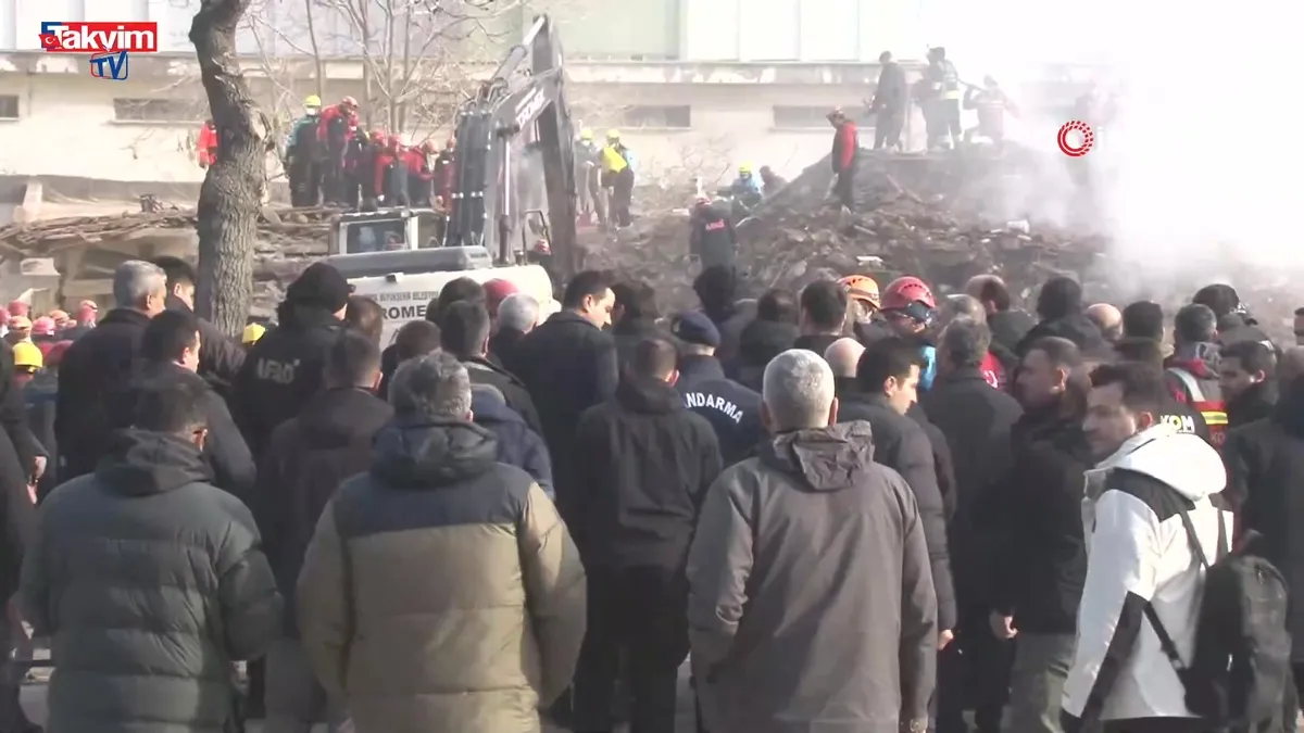 Bakan Yerlikaya çöken binanı alanda incelemelerde bulundu