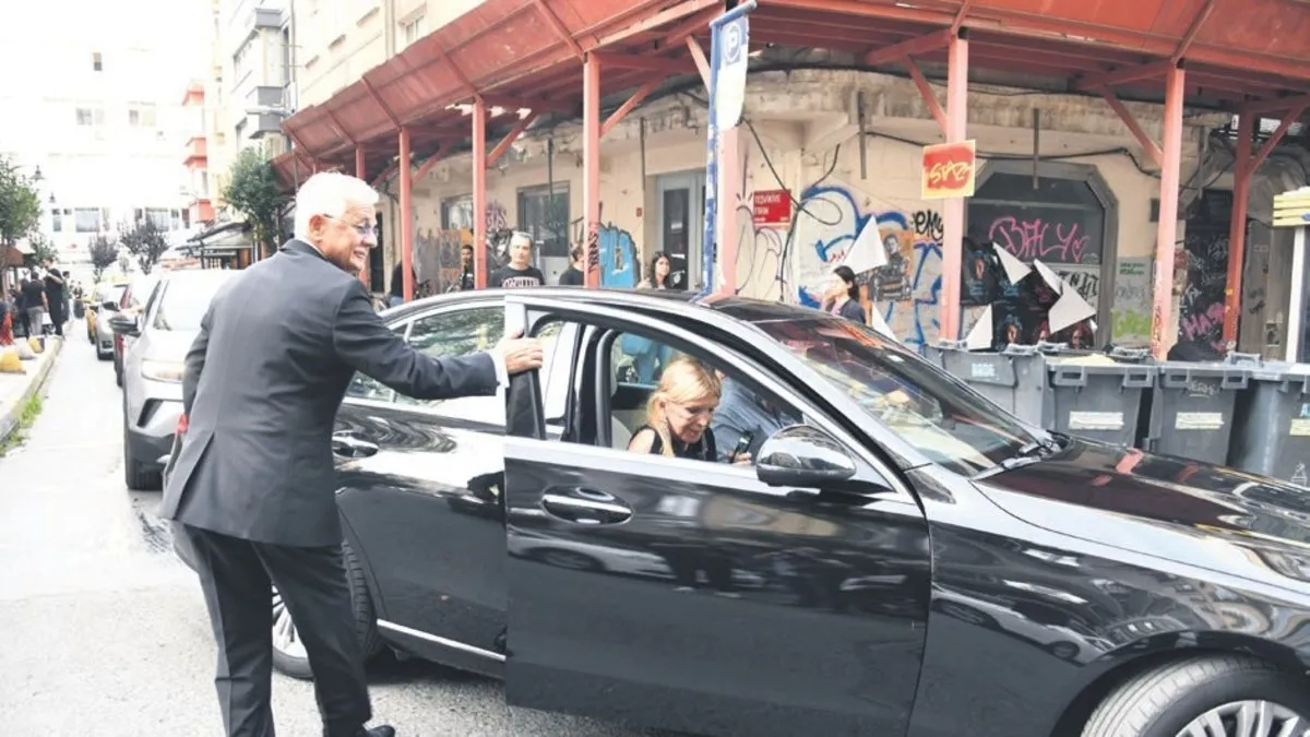Zafer Algöz ve eşi Lale Algöz şıklıklarıyla Nişantaşı’nda görüntülendi