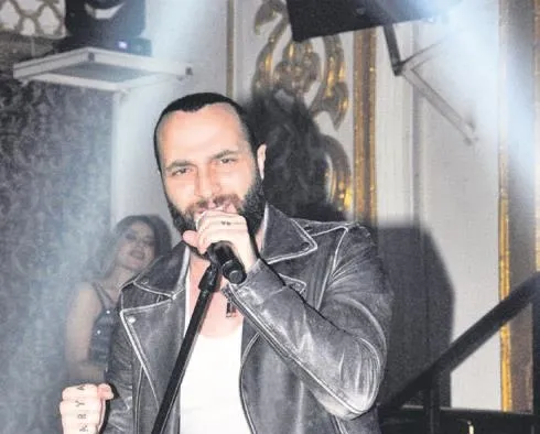 Kızını eline yazdı