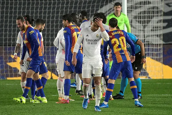 la-ligada-barcelonayi-maglup-ederek-el-clasicoyu-kazanan-real-madrid-liderlige-yukseldi-1618090852427.jpg